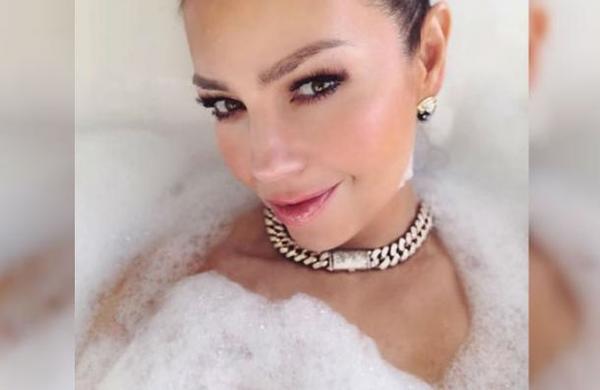 Thalía recreó el inicio de la telenovela 'Marimar' desde el baño de su casa - C9N
