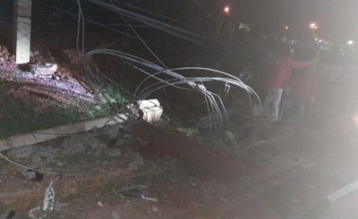 Derribó una columna y se dio a la fuga dejando sin luz a un barrio