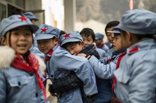 Primer mundo: Alumnos chinos controlados con brazaletes electrónicos para detectar virus