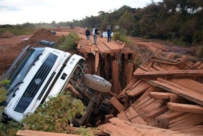 Puente colapsa bajo el peso de un camión volquete - Nacionales - ABC Color