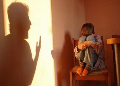 Decretan prisión de mujer que intentó asfixiar a su hija