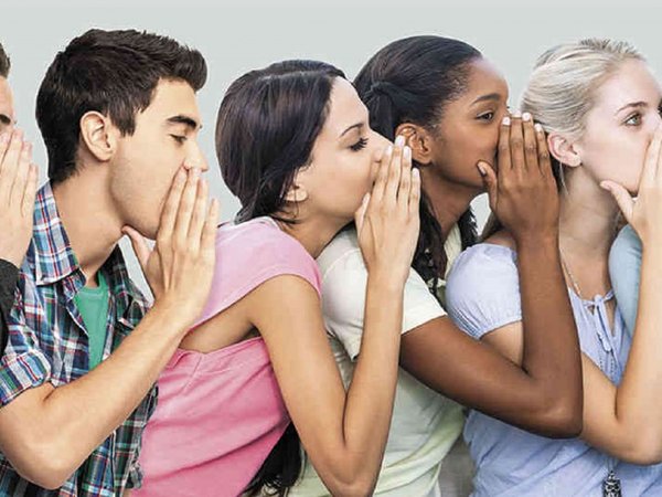 Persona promedio pasa 52 minutos al día compartiendo chismes, según estudio