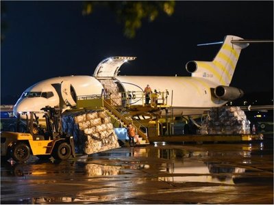 Avión carguero con insumos para Salud llegó al Silvio Pettirossi
