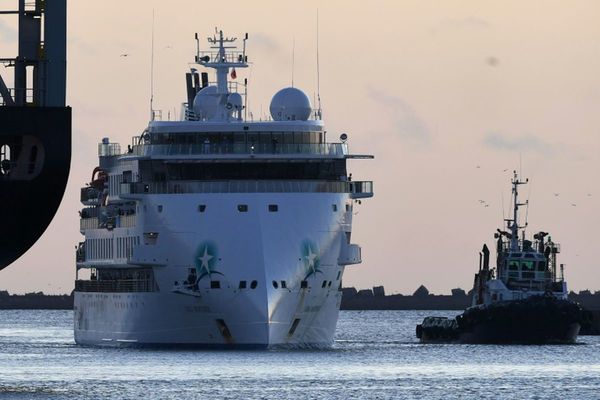 Atraca crucero en puerto uruguayo
