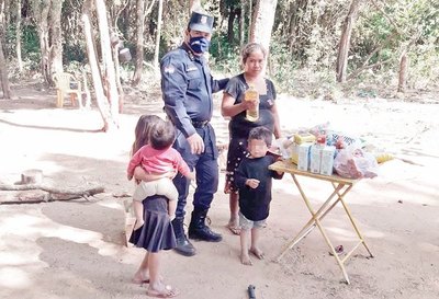Polis hacen “vaquita” para ayudar a familia | Crónica