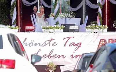 Hay casorio en autocines para tener invitados | Crónica