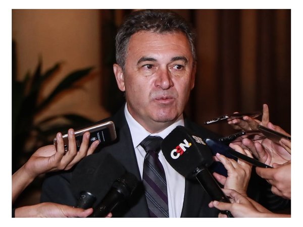 Presidente de la ANDE suspende contratos de la compra de postes