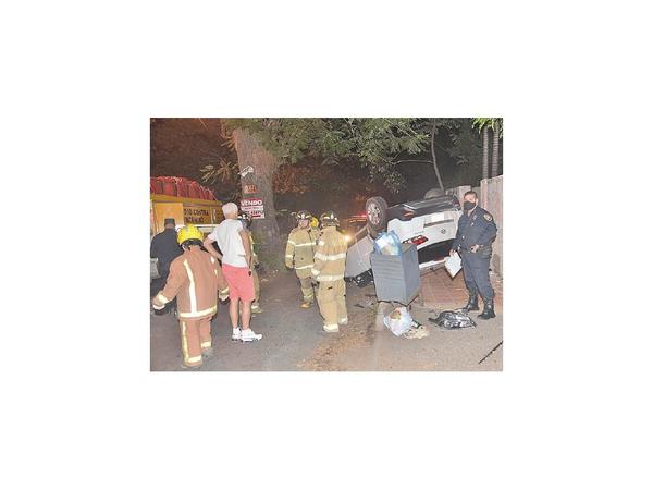 Choque contra árbol casi acaba en tragedia