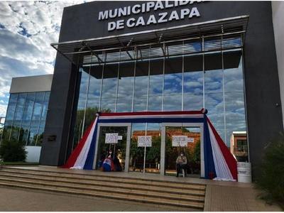 Cesadas se encadenan frente a  Municipalidad de Caazapá