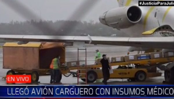 Llega avión cargado con insumos médicos