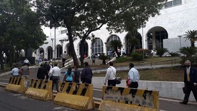Participantes de juicio oral van a aislamiento preventivo por contacto indirecto con un caso de coronavirus - Nacionales - ABC Color