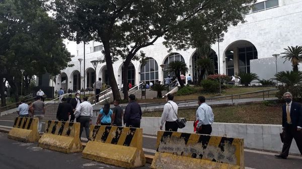 Participantes de juicio oral van a aislamiento preventivo por contacto indirecto con un caso de coronavirus - Nacionales - ABC Color