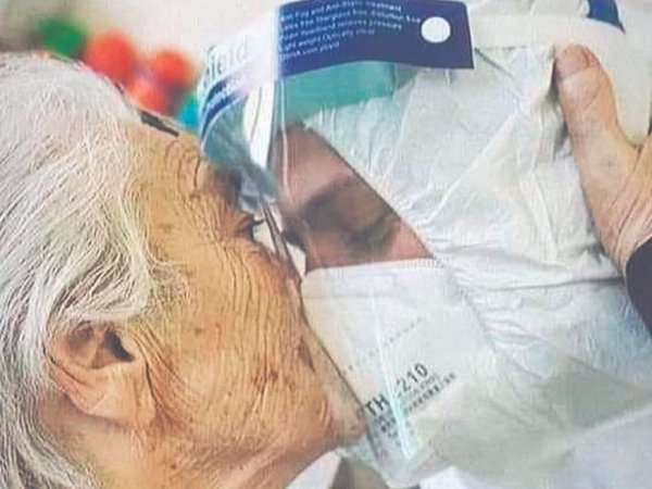El emocionado beso a un médico paraguayo