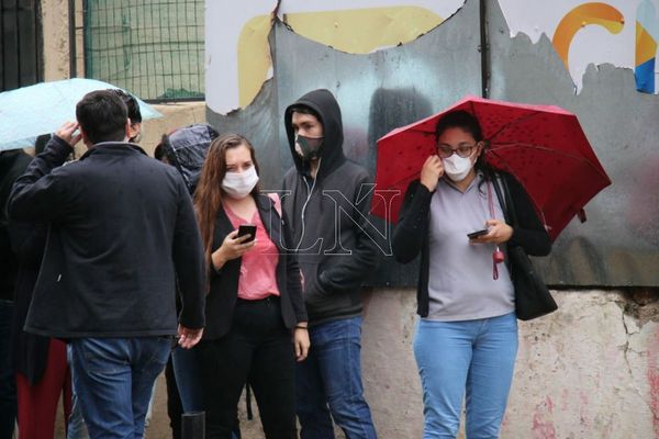 No respetan ni controlan distancia de dos metros en fila para cobrar