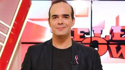 Álvaro Mora retornó a la conducción de Teleshow y presentó nueva panelista 