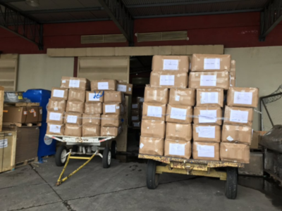 Legisladoras verifican insumos médicos que llegaron en avión carguero