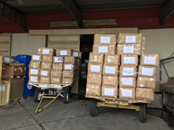 Legisladoras verifican insumos médicos que llegaron en avión carguero