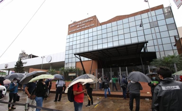 HOY / A pesar de la lluvia, fila de 200 metros en sede de Registro Público