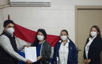 Luego de 30 años de servicio, se despide del trabajo en el día de la enfermera