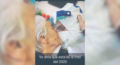 EL EMOCIONADO BESO A UN MÉDICO PARAGUAYO