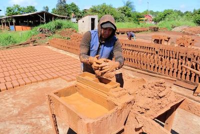 Ceramistas esperan ser parte de construcción de 7.000 viviendas sociales