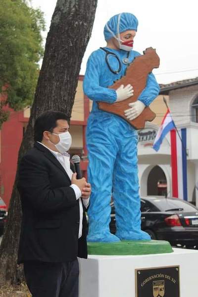 Gobernación habilita escultura en homenaje al personal de salud de Ñeembucú - .::RADIO NACIONAL::.