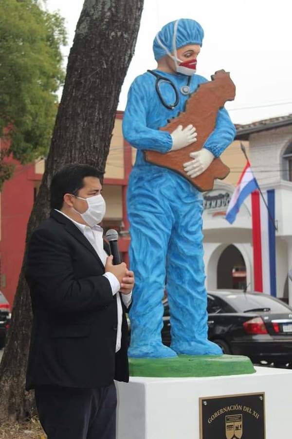 Gobernación habilita escultura en homenaje al personal de salud de Ñeembucú - .::RADIO NACIONAL::.