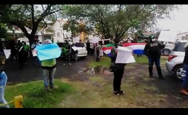 HOY / Pobladores protestan contra polémico concejal Zarate, salvado de sanción por la Junta Municipal
