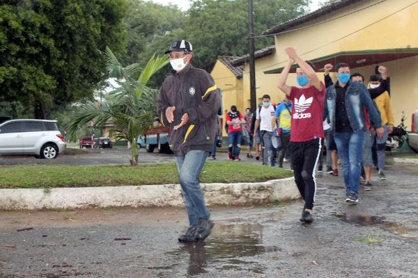Emotiva despedida en albergue militar de Paraguarí - Nacionales - ABC Color