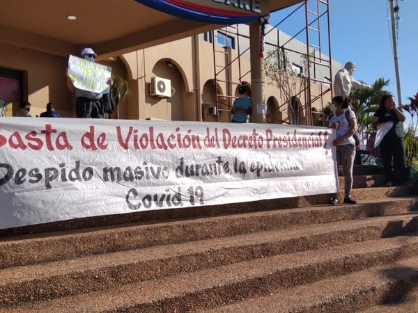 Municipalidad de Lambaré: funcionarios despedidos exigen reincorporación con huelga de hambre