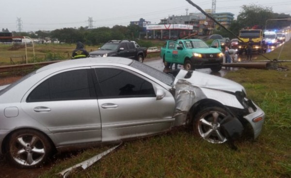 Joven pierde el control y embiste contra una columna en la Ruta PY 02