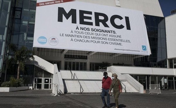 Cannes cambia su alfombra roja por un mensaje de agradecimiento a los sanitarios » Ñanduti