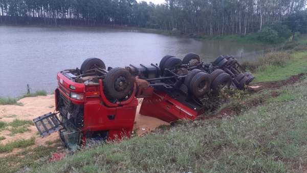 CAMIÓN TRANSPORTADOR DE GRANOS VOLCÓ EN CERCANÍAS AL CRUCE KIMEX