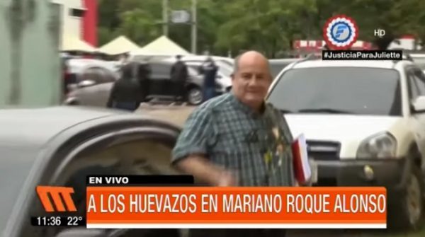 En Roque Alonso atacan a "huevazos" a un concejal durante protesta