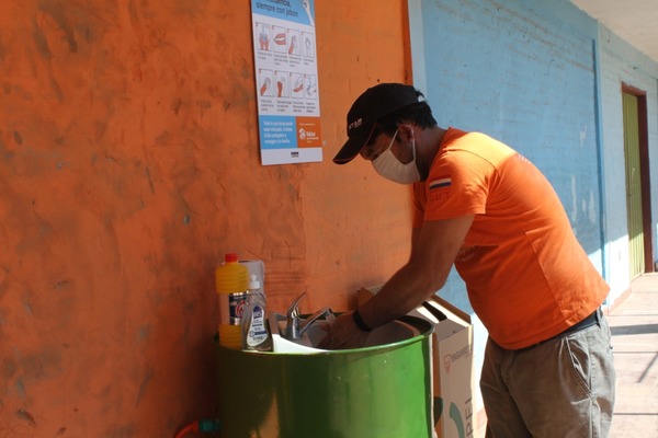 Donan lavamanos y kits de higiene en Chacarita - Paraguay Informa