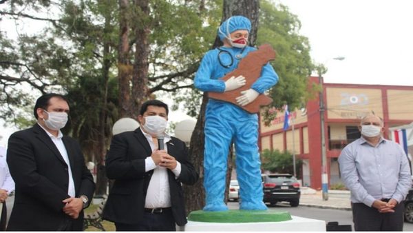 Escultura en homenaje al personal de salud atrae miradas en Ñeembucú