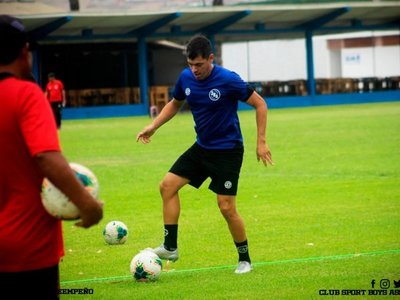Tensión en clubes de Perú para negociar recortes en salarios de futbolistas