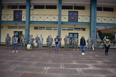 Contentos, compatriotas provenientes de EE.UU. dejan la Academil tras cumplir cuarentena - Nacionales - ABC Color