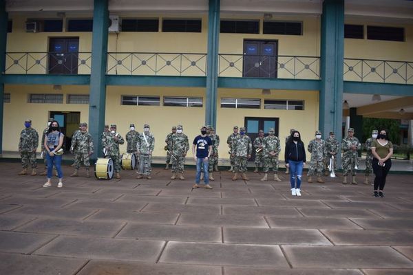 Contentos, compatriotas provenientes de EE.UU. dejan la Academil tras cumplir cuarentena - Nacionales - ABC Color