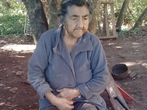 Voluntarios asisten a familia que vive en total abandono en Encarnación