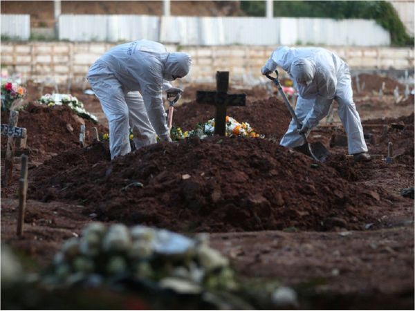 Brasil suma cerca de 900 muertes en un día y víctimas por virus suman 12.400