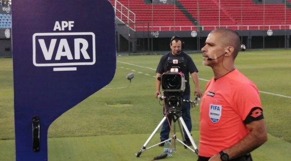 Estudian la vuelta del fútbol con VAR incluido