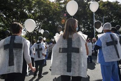 Brasil suma cerca de 900 muertes en un día y víctimas por virus suman 12.400 - Mundo - ABC Color