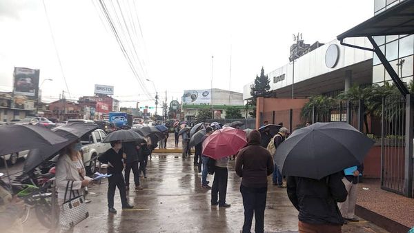 A pesar de la lluvia, fila de 200 metros en Registro Público