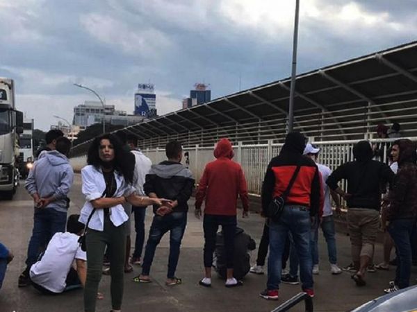 Por día llegan 200 personas al Puente de Ciudad del Este