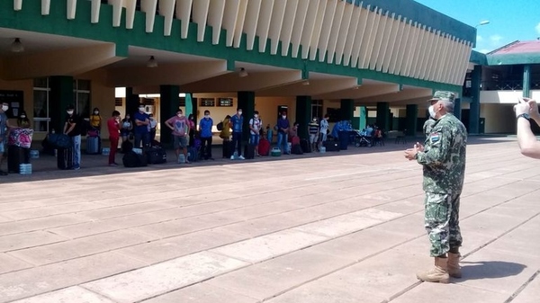 Con este creativo gesto, compatriotas agradecieron la atención recibida en la ACADEMIL - Megacadena — Últimas Noticias de Paraguay