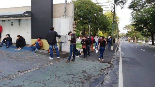Cientos de personas forman fila frente a locales del BNF