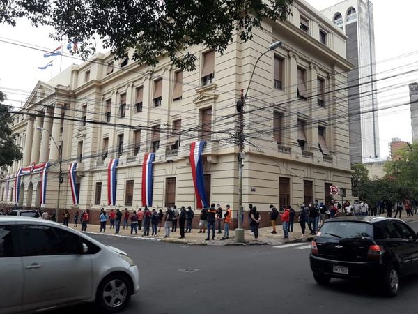 IPS inicia depósitos en tarjetas y pide evitar aglomeración en bancos - Nacionales - ABC Color