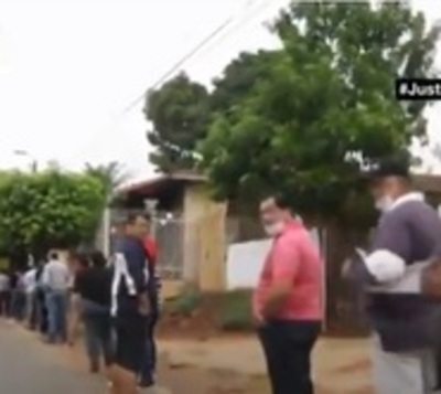 Largas filas en cajero del BNF para cobros de subsidio del IPS - Paraguay.com