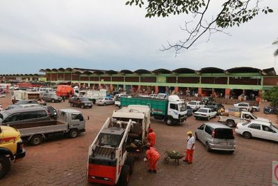 Denuncian acumulación de basuras en el Abasto y pérdida de clientes